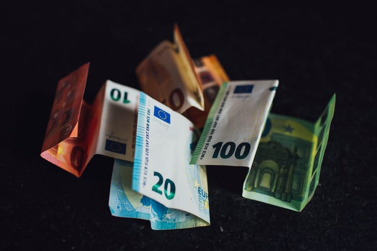 Signal +Neo Eprex: billetes sobre la mesa